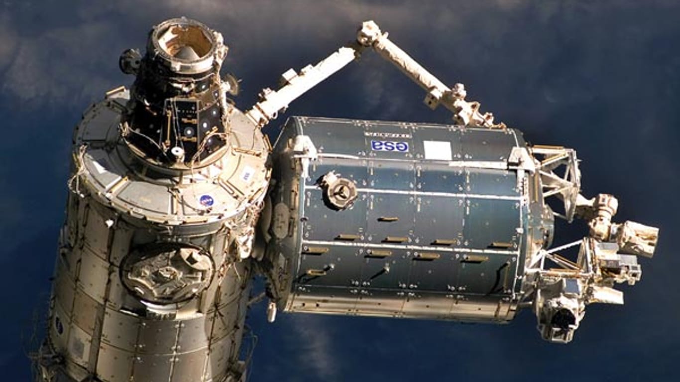Das "Columbus"-Forschungsmodul (rechts), angedockt an die internationale Raumstation ISS