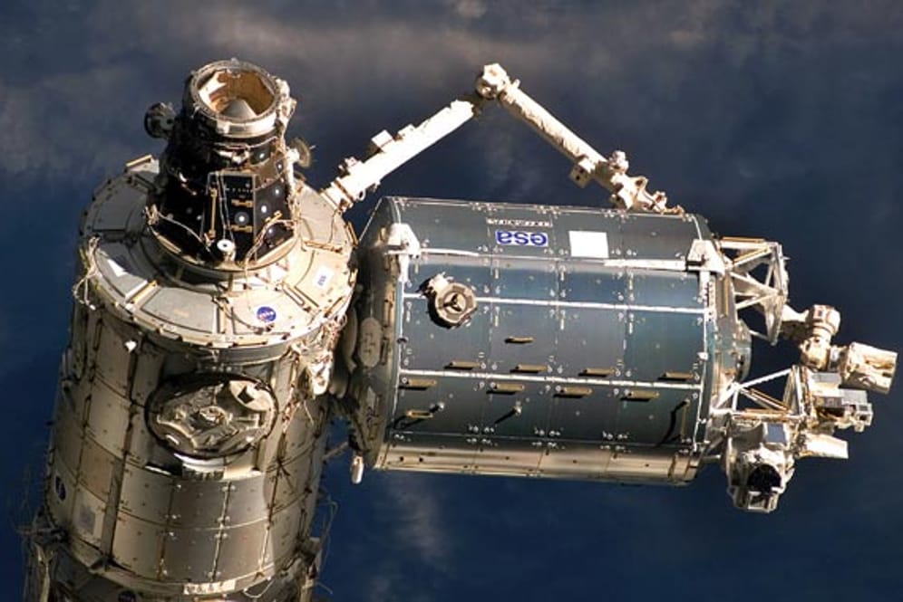 Das "Columbus"-Forschungsmodul (rechts), angedockt an die internationale Raumstation ISS