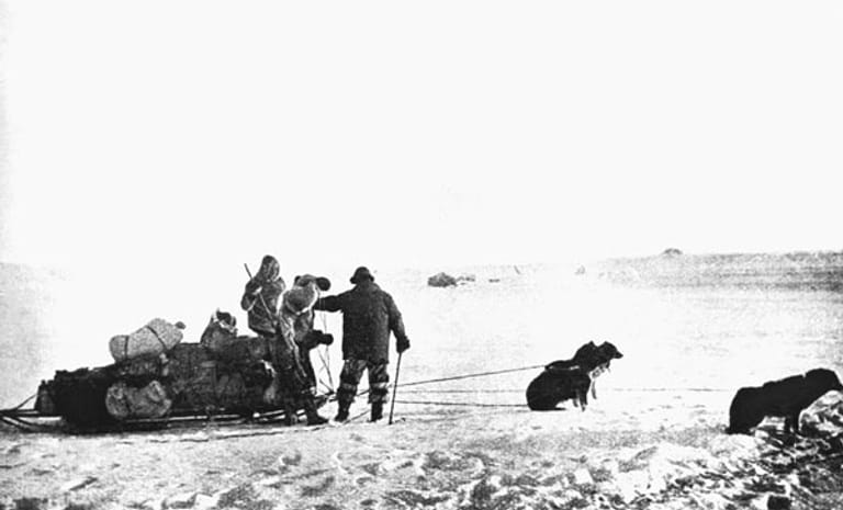 Antarktis: Amundsen dagegen überlies nichts dem Zufall. Ob es um die Wahl der Ausrüstung oder um die Verwendung von Schlittenhunden ging - seine Pläne war durchdacht und letztlich erfolgreich.