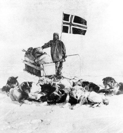 Antarktis: Am 14. Dezember 1911 erreichte Amundsen den Südpol. Er blieb mit seinem Team drei Tage, machte Vermessungsarbeiten und hinterließ zahlreiche Dokumente.