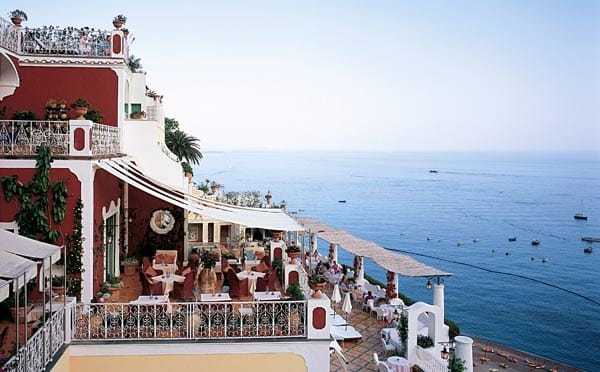 Die Amalfiküste, die im Westen Italiens ans Mittelmeer grenzt, ist ohnehin für ihre spektakulären Aussichten bekannt. Das Fischerstädtchen Positano gilt als Perle der bei Urlaubern beliebten Region - terrassenartig ist es an der Steilküste angelegt. Wer diesen Anblick schon beim Frühstück vom Balkon aus genießen möchte, checkt am besten im Hotel Le Sirenuse ein.