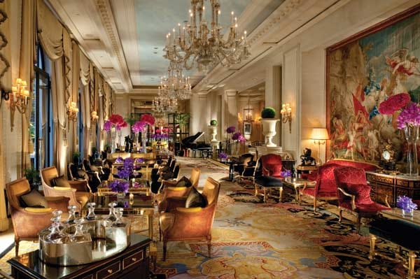 Hier können Besucher der Stadt der Liebe besonders prunkvoll nächtigen. Der saudische Prinz Al-Waleed bin Talal kaufte das Pariser Hotel 2008 und ließ es renovieren.