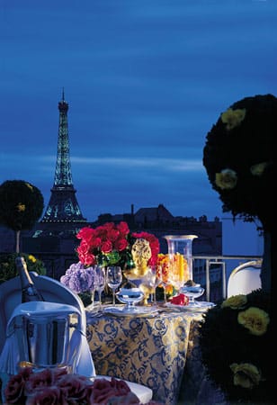 Faszinierende Wandgemälde, ein weltklasse Spa samt Pool und ein sensationeller Blick auf den Eiffelturm. Nicht weit von Frankreichs Flaniermeile Nummer eins, der Champs-Elysées, liegt das Four Seasons George V.