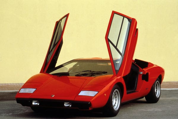 Charakteristisch für den Lamborghini sind seine Flügeltüren.