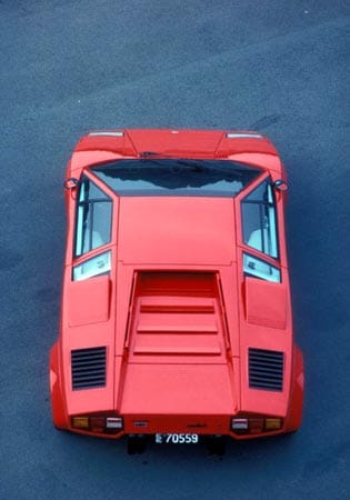 Auch die Sicht von oben lässt den Lamborghini futuristisch erscheinen.