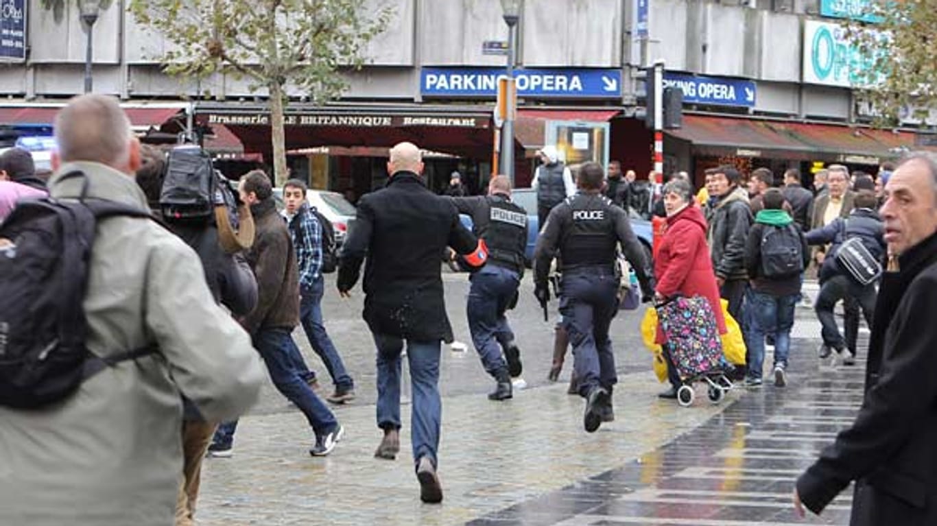 Nach dem Anschlag auf Passanten in Lüttich: Polizisten stürmen mit gezogenen Waffen über den Place Saint-Lambert