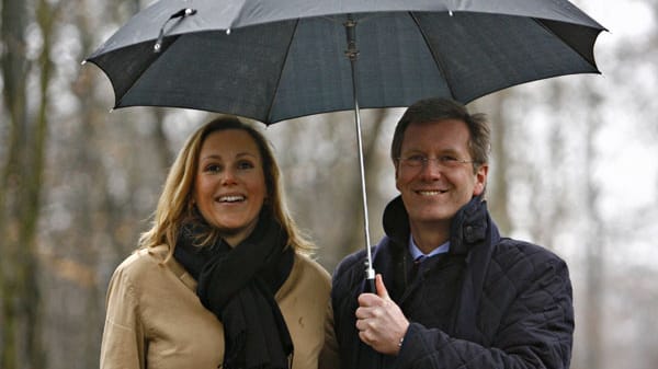Vor vielen Jahren hatte Wulff, damals noch Ministerpräsident von Niedersachsen, die Unterstützung von alten Freunden angenommen und dies im Landtag auf Fragen nach Spenden, Sponsorenleistungen und "geschäftlichen Beziehungen" verschwiegen.