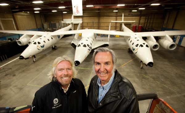 Burt Rutan und Richard Branson in einen Hangar in der Mojave-Wüste vor dem Raumschiff "SpaceShipTwo".