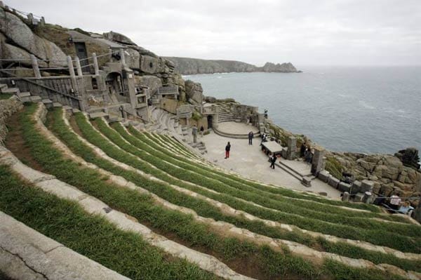 Und auch auf der spektakulären Freilichtbühne des Minack Theatre in Cornwall sind beispielsweise vom 6. bis 14. April Vorstellungen vorgesehen.
