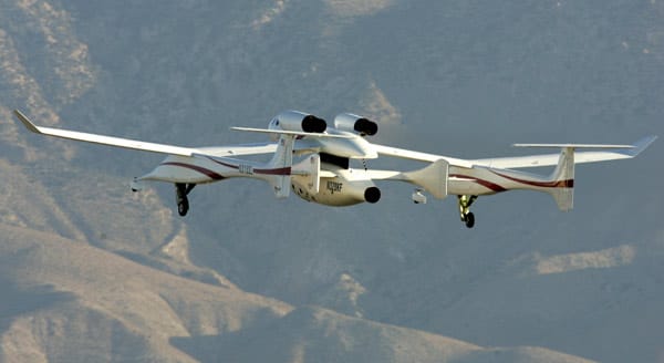 Das Mutterschiff "WhiteKnight" transportiert das "SpaceShipOne" zu seinem Rekordflug in den Orbit.