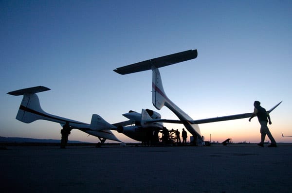 Das Mutterschiff "WhiteKnight" wird vor seinem historischen Flug aus dem Hangar gerollt. Angedockt ist das "SpaceShipOne", das es bis in den Orbit schaffte.