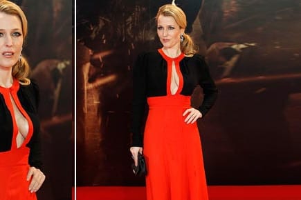 "Akte X"-Star Gillian Anderson zeigte sich bei einer Filmpremiere mit gewagtem Dekolleté.