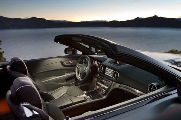 Wie gewohnt edel und sportlich zeigt sich der Innenraum im Mercedes SL.