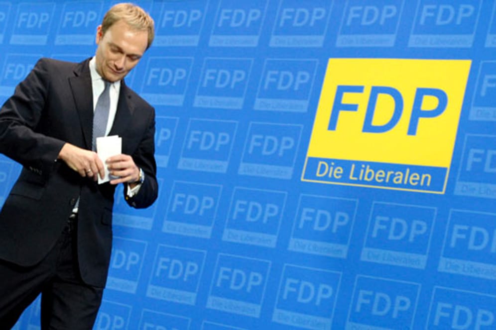 "Auf Wiedersehen!": Christian Lindner ist als FDP-Generalsekretär zurückgetreten. Konkrete Gründe nannte der 32-Jährige nicht, sondern sagte nur: "Es gibt den Moment, in dem man seinen Platz frei machen muss, um eine neue Dynamik zu ermöglichen."