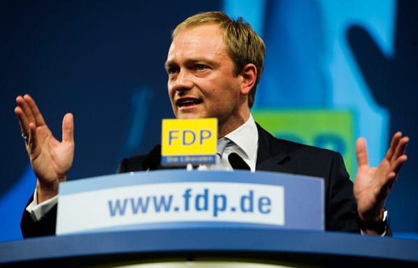 Der smarte Lindner wollte seine Partei, die derzeit in bundesweiten Umfragen unter fünf Prozent dümpelt, auch für Intellektuelle wieder attraktiv machen. Als den "besseren Guido" oder "die schöne Seite des Liberalismus" beschrieben ihn sonst eher FDP-kritische Medien. Dabei ist er alles andere als ein Sozialliberaler, seine Haltung war auch für Wirtschafts- und Neoliberale attraktiv. Der smarte Lindner wollte seine Partei, die derzeit in bundesweiten Umfragen unter fünf Prozent dümpelt, auch für Intellektuelle wieder attraktiv machen. Als den "besseren Guido" oder "die schöne Seite des Liberalismus" beschrieben ihn sonst eher FDP-kritische Medien. Dabei ist er alles andere als ein Sozialliberaler, seine Haltung war auch für Wirtschafts- und Neoliberale attraktiv.