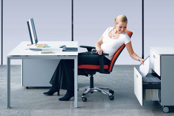 Schlecht für den Rücken: statische, nicht einstellbare Sitze und Tische. Alternative: einstellbarer Stuhl mit Rückenlehne.