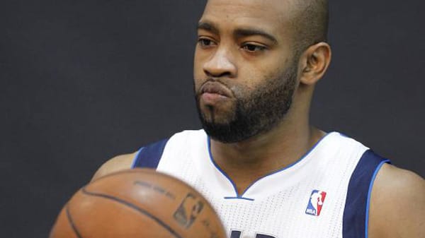 Vince Carter, Dallas Mavericks: Der amtierende Meister aus Texas hat Vince "Air Canada" Carter unter Vertrag genommen. Der achtmalige Allstar unterschrieb bei den Mavs für drei Jahre und kommt von den Phoenix Suns. Der 34-Jährige kam wie Dirk Nowitzki in der Saison 1998/99 in die Liga, die Mavs sind bereits sein fünftes NBA-Team. 2000 gewann er in Sydney zusammen mit Dallas-Spielermacher Jason Kidd Olympiagold. Er gilt als hervorragender "Jumper" und ist bekannt für seine spektakulären Dunkings.