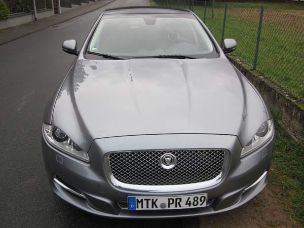 Statt auf traditionelle Formen zu setzen, erfand Jaguar 2009 den XJ neu. Statt auf traditionelle Formen zu setzen, erfand Jaguar 2009 den XJ neu.