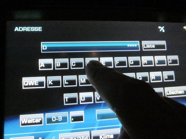 Jaguar ist in der modernen Autowelt angekommen: Per Fingerdruck auf dem Touchscreen werden die Funktionen gesteuert.