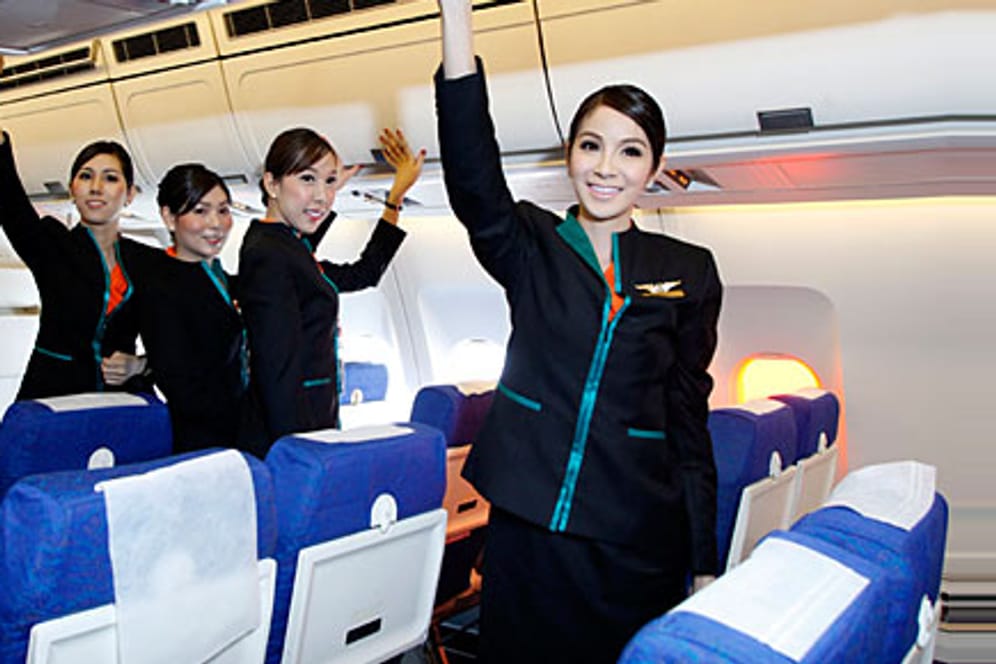 Weiblich, attraktiv, Stewardessen - und dennoch sind die Flugbegleiter der P.C. Air nicht als Frauen geboren