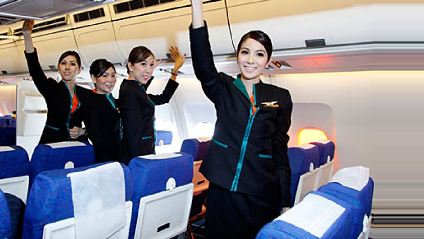 Weiblich, attraktiv, Stewardessen - und dennoch sind die Flugbegleiter der P.C. Air nicht als Frauen geboren