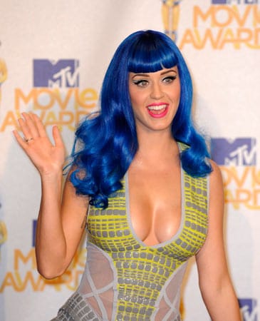 Katy Perry mit blauer Perücke