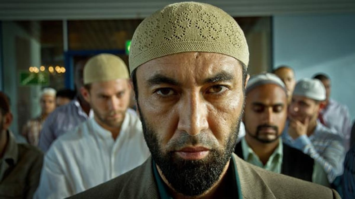 Kommissar Cenk Batu (Mehmet Kurtulus) undercover in einer Moschee.