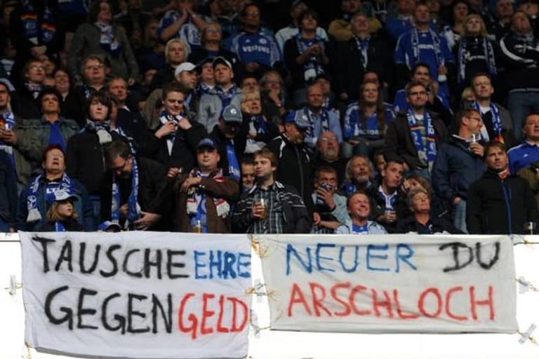 Doch auf Schalke ist noch mehr los in der Hinrunde 2011: Manuel Neuer hat S04 in Richtung München verlassen. Seine Rückkehr am 6. Spieltag zum Hinspiel der beiden Klubs wird zu einer zwiespältigen Veranstaltung. Einige Fans feiern ihn, andere feinden ihn an. Am Ende siegt der FC Bayern mit 2:0.