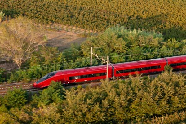 Der Italo bei einer Testfahrt. Der Zug kommt auf eine Höchstgeschwindigkeit von 360 Kilometern pro Stunde, auf Italiens Schienen sind allerdings nur 300 erlaubt.