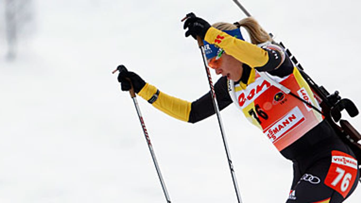 Magdalena Neuner beim Anstieg während des Sprints in Hochfilzen.