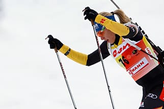 Magdalena Neuner beim Anstieg während des Sprints in Hochfilzen.