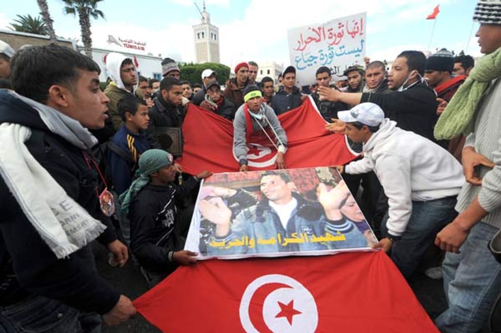 Demonstranten in Tunesien mit einem Bild des Mohamed Bouazizis