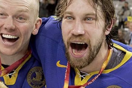 So feierten Peter Forsberg (re.) und Mats Sundin den Olympiasieg der Schweden in Turin.