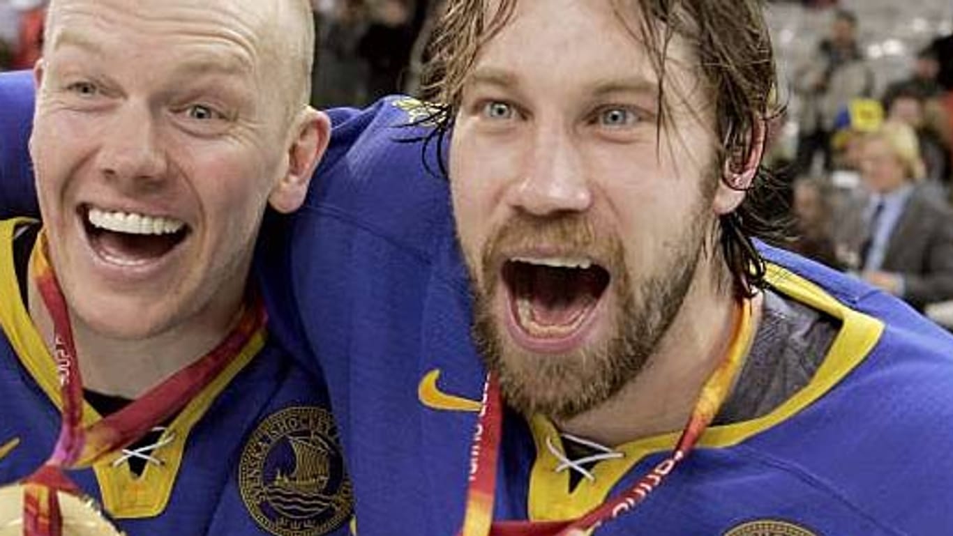 So feierten Peter Forsberg (re.) und Mats Sundin den Olympiasieg der Schweden in Turin.