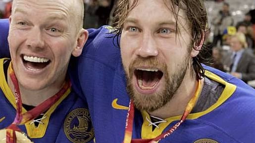 So feierten Peter Forsberg (re.) und Mats Sundin den Olympiasieg der Schweden in Turin.