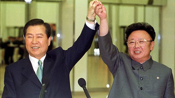 Gerne inszenierte sich Kim Jong Il (re.) als großer Staatsmann. Im Jahr 2000 traf er sich mit dem Erzfeind zum Friedensschluss: Der südkoreanische Präsident Kim Dae Jung ließ sich zu freundschaftlichen Gesten hinreißen. Doch bis heute ist das Verhältnis der beiden Länder von Konflikten geprägt.