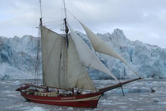 Unvergessliche Kreuzfahrt: Mit der Noorderlicht, gebaut 1910, geht es vor Spitzbergen in arktische Gewässer.