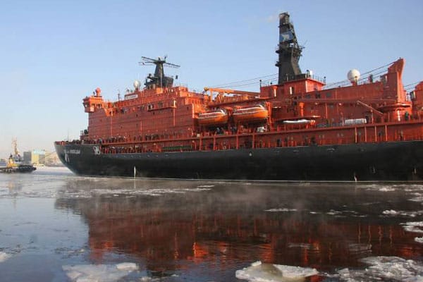 Das einzige atomgetriebene Schiff im Kreuzfahrtbetrieb ist die 50 Years of Victory. Sie ist zugleich auch der stärkste Eisbrecher der Welt und versucht im Juli 2012 wieder einmal, von Murmansk aus bis zum geographischen Nordpol vorzudringen.