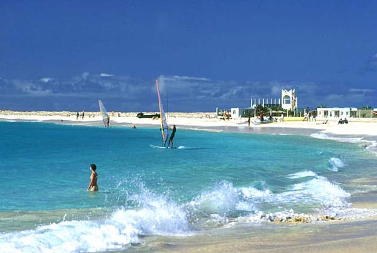 Strand von Santa Maria auf Sal: Die Insel Sal ist vor allem wegen ihrer vielen Strände das touristische Zentrum der Kapverden.