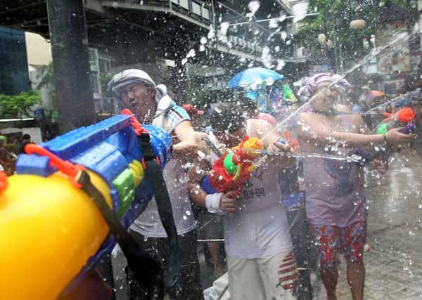 Songkran heißt das Neujahrsfest in Thailand. In 2012 findet es vom 13. bis 15. April statt. Traditionell finden zu Songkran riesige Wasserschlachten statt.