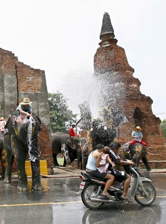 Songkran wird in ganz Thailand gefeiert. Andere Staaten in Südostasien wie Laos, Kambodscha und Burma richten ähnliche Neujahrsfeste im April aus.