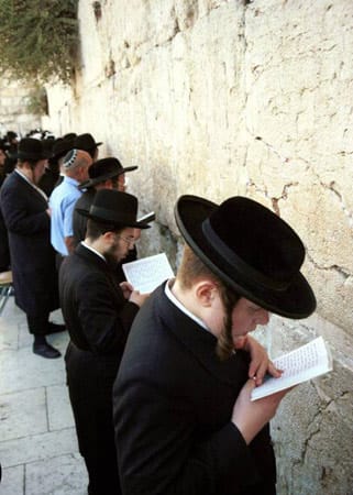 An Rosch ha-Schana entscheidet Gott, ob der Mensch im nächsten Jahr in das Buch des Lebens oder das Buch des Todes eingetragen wird. Juden bereiten sich darauf traditionell mit Bußgebeten, wie hier an der Klagemauer in Israel, vor.