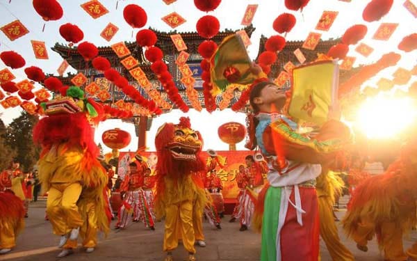 Traditionell finden auch viele farbenfrohe Tänze statt.