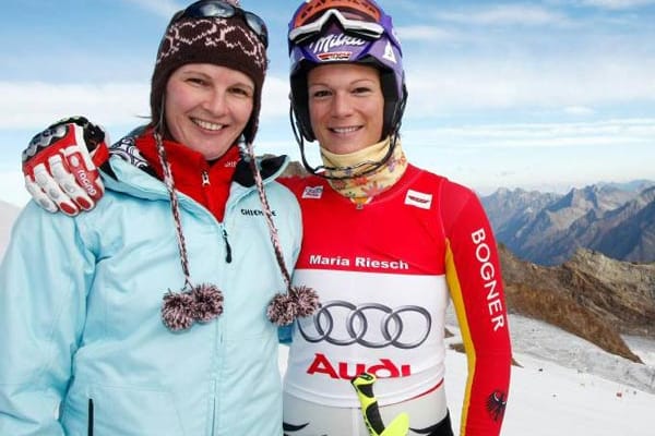 Ski-Expertin Hilde Grassl, geborene Gerg, (li.) mit Maria Höfl-Riesch in St. Leonhard.