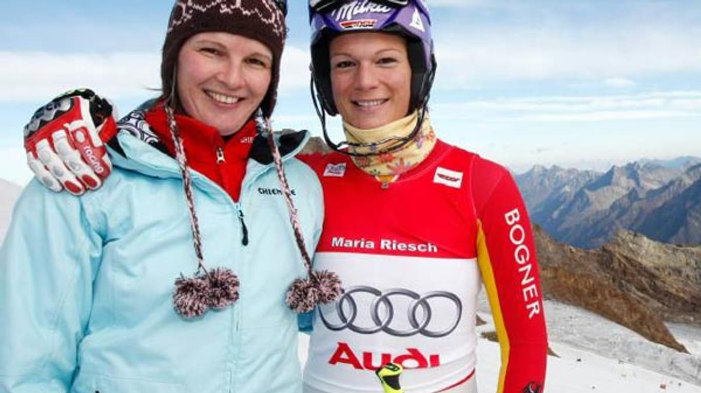 Ski-Expertin Hilde Grassl, geborene Gerg, (li.) mit Maria Höfl-Riesch in St. Leonhard.