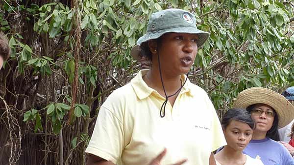 Harene Francoise von der Mauritian Wildlife Foundation informiert die Urlauber über die Artenvielfalt auf Mauritius.
