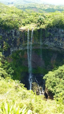 Die Cascade Chamarel, die Wasserfälle auf Mauritius, stürzen von 100 Metern in die Tiefe.