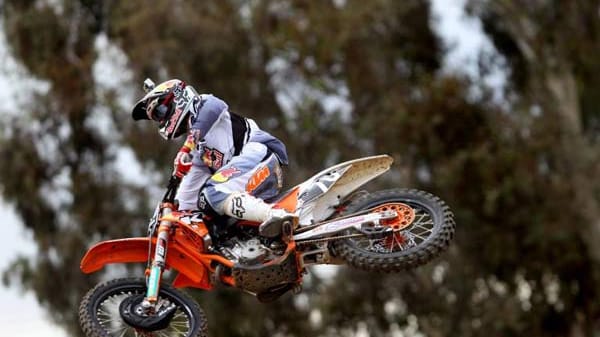 Ken Roczen in Aktion: Bis zu 40 Meter weite Sprünge legen die Motocrosser hin.