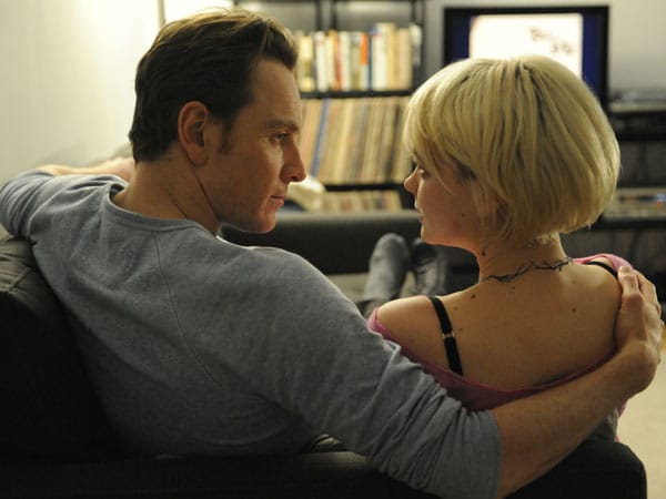Dann zieht von heute auf morgen seine Schwester Sissy (Carey Mulligan) bei ihm ein und stellt sein bisheriges Leben auf den Kopf. Dann zieht von heute auf morgen seine Schwester Sissy (Carey Mulligan) bei ihm ein und stellt sein bisheriges Leben auf den Kopf.