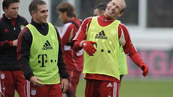 Ab in Wüste: Herbstmeister FC Bayern München eröffnet das Sportjahr 2012 einmal mehr in Doha. Das Team um Kapitän Philipp Lahm (2.v.Li.) und Arjen Robben bezieht vom 2. bis 9. Januar das Wintertrainingslager in der Hauptstadt von Katar.
